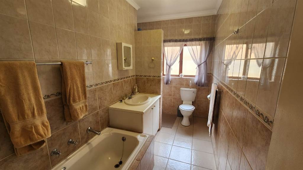 3 Bed House in Silver Lakes Golf Estate photo number 14
