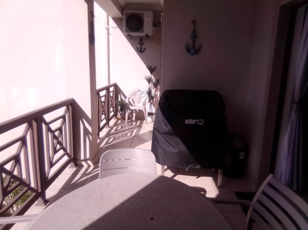 2 Bed Flat in Uvongo photo number 9