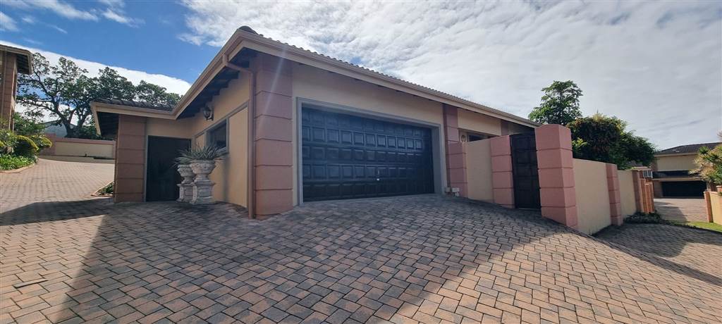 3 Bed Townhouse in Uvongo photo number 1
