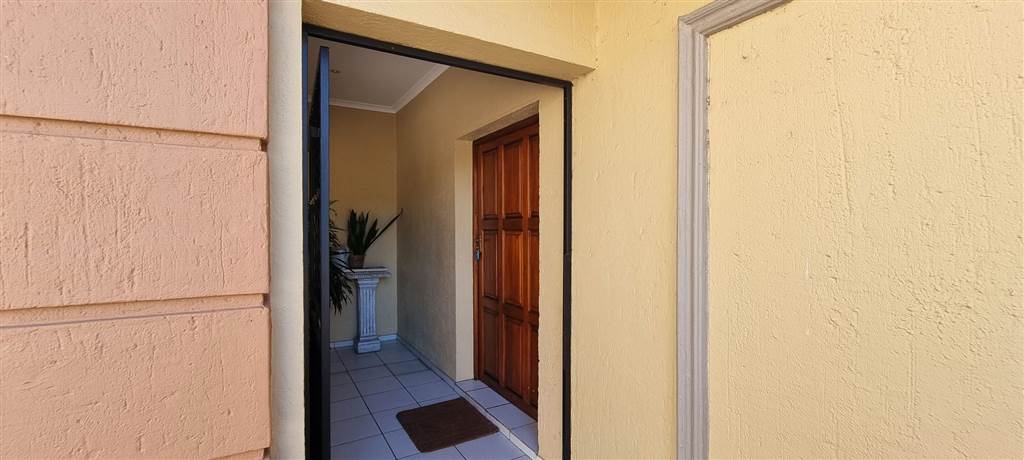 3 Bed Townhouse in Uvongo photo number 2