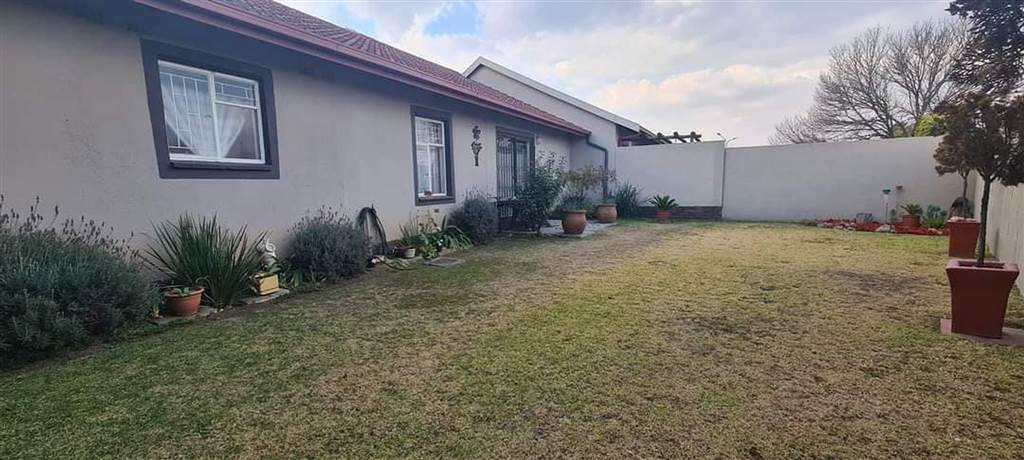 3 Bed Townhouse in Secunda photo number 13