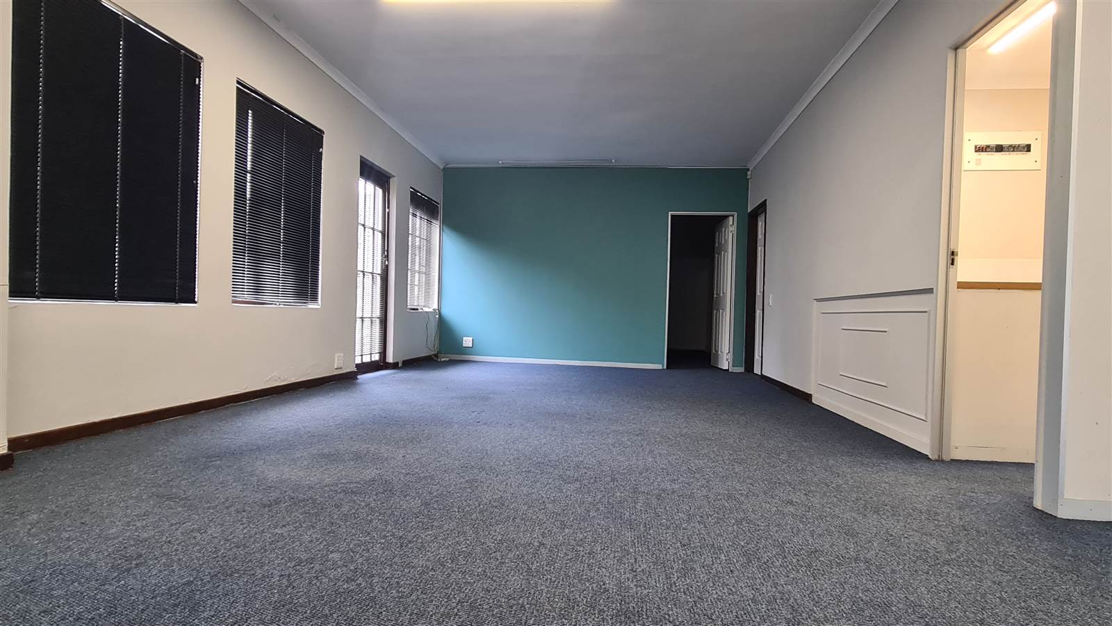 85  m² Commercial space in Kloof photo number 8