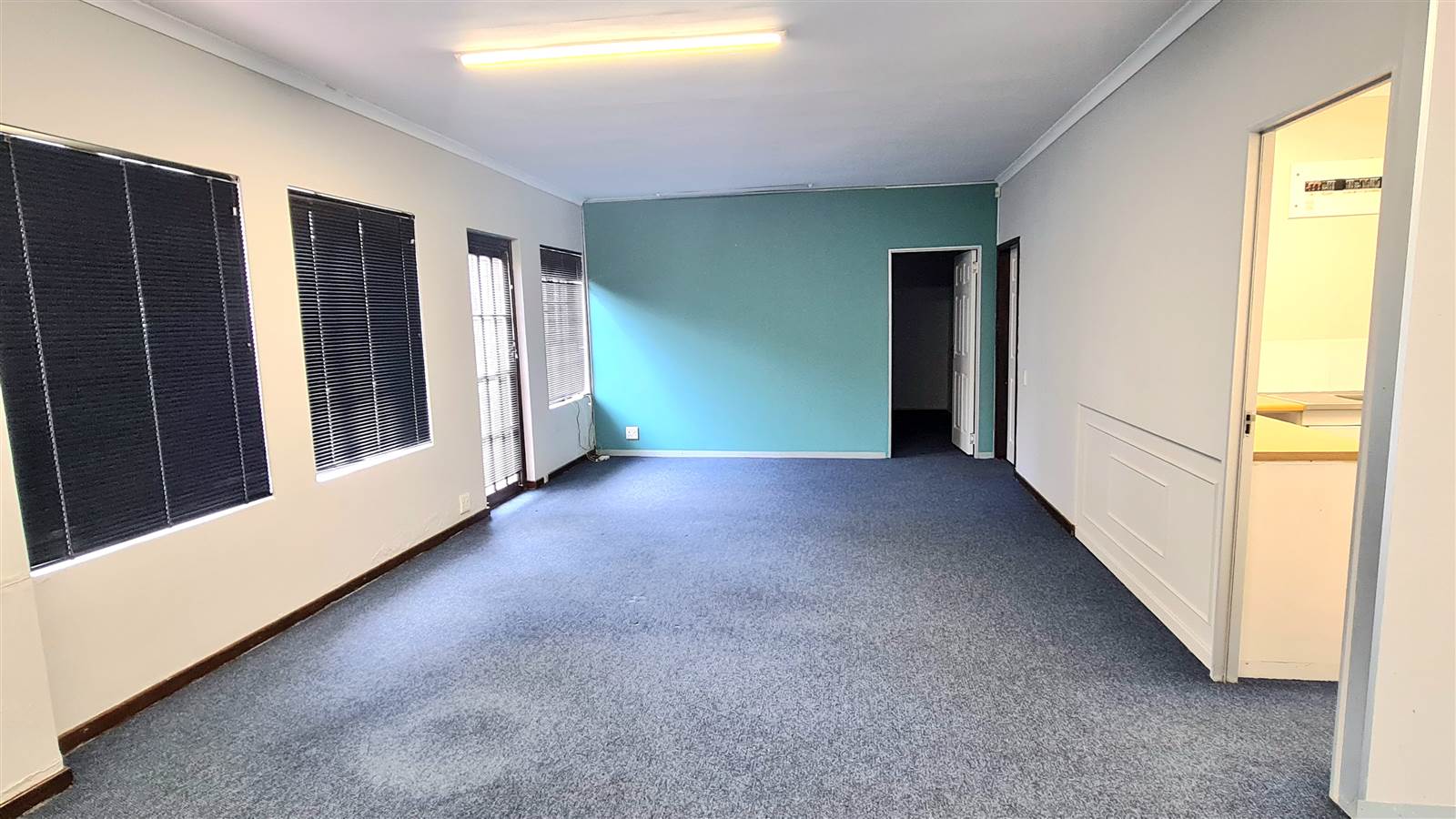 85  m² Commercial space in Kloof photo number 4