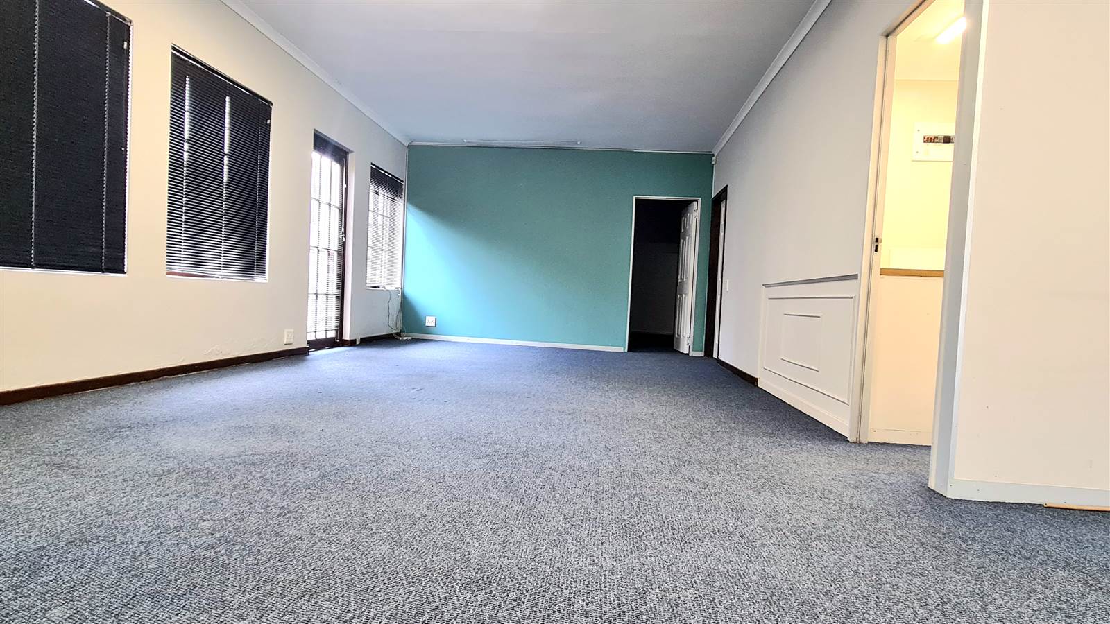 85  m² Commercial space in Kloof photo number 9