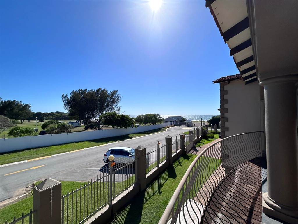 3 Bed Townhouse in Jeffreys Bay photo number 20