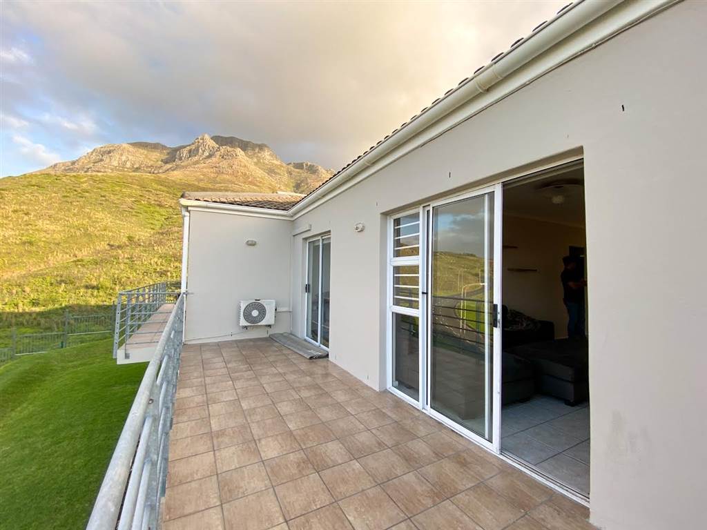 2 Bed Apartment in Vredehoek photo number 6