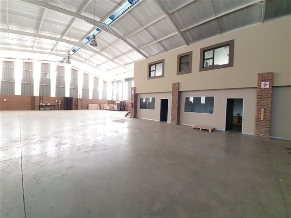 700  m² Industrial space in Robertsham