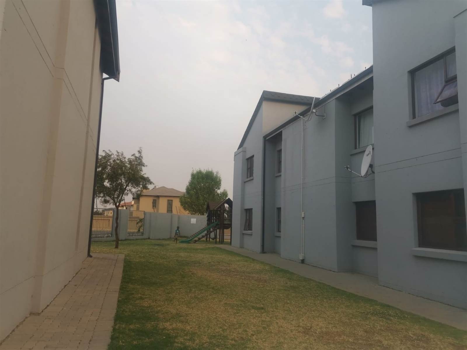 2 Bed Townhouse in Helderwyk photo number 23