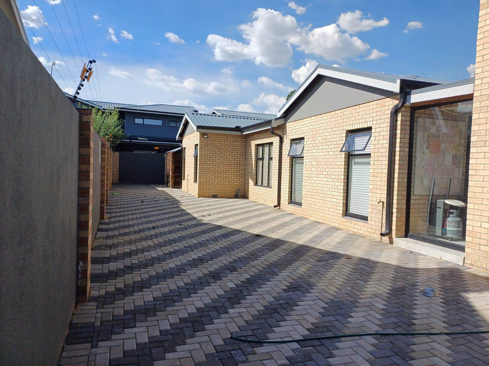 4 Bed Townhouse in Secunda photo number 5