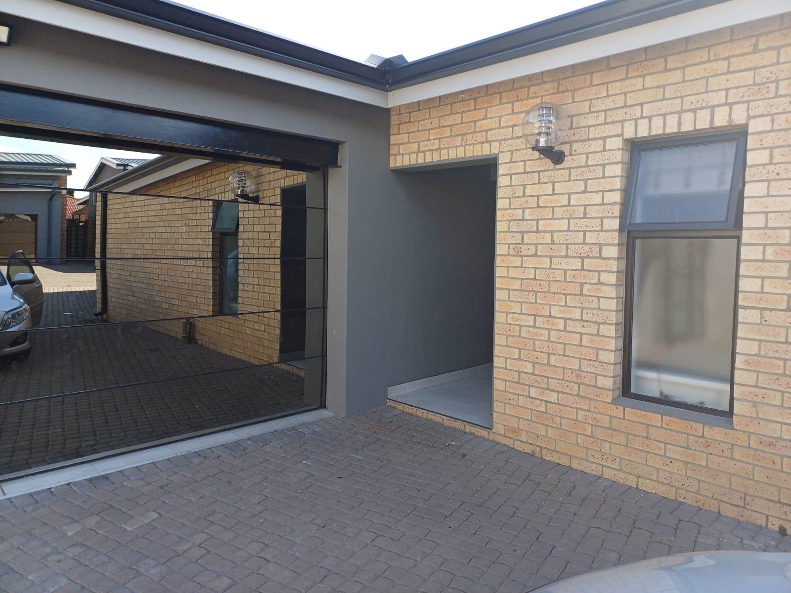4 Bed Townhouse in Secunda photo number 2