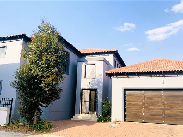 4 Bed House in Blue Valley Golf Estate