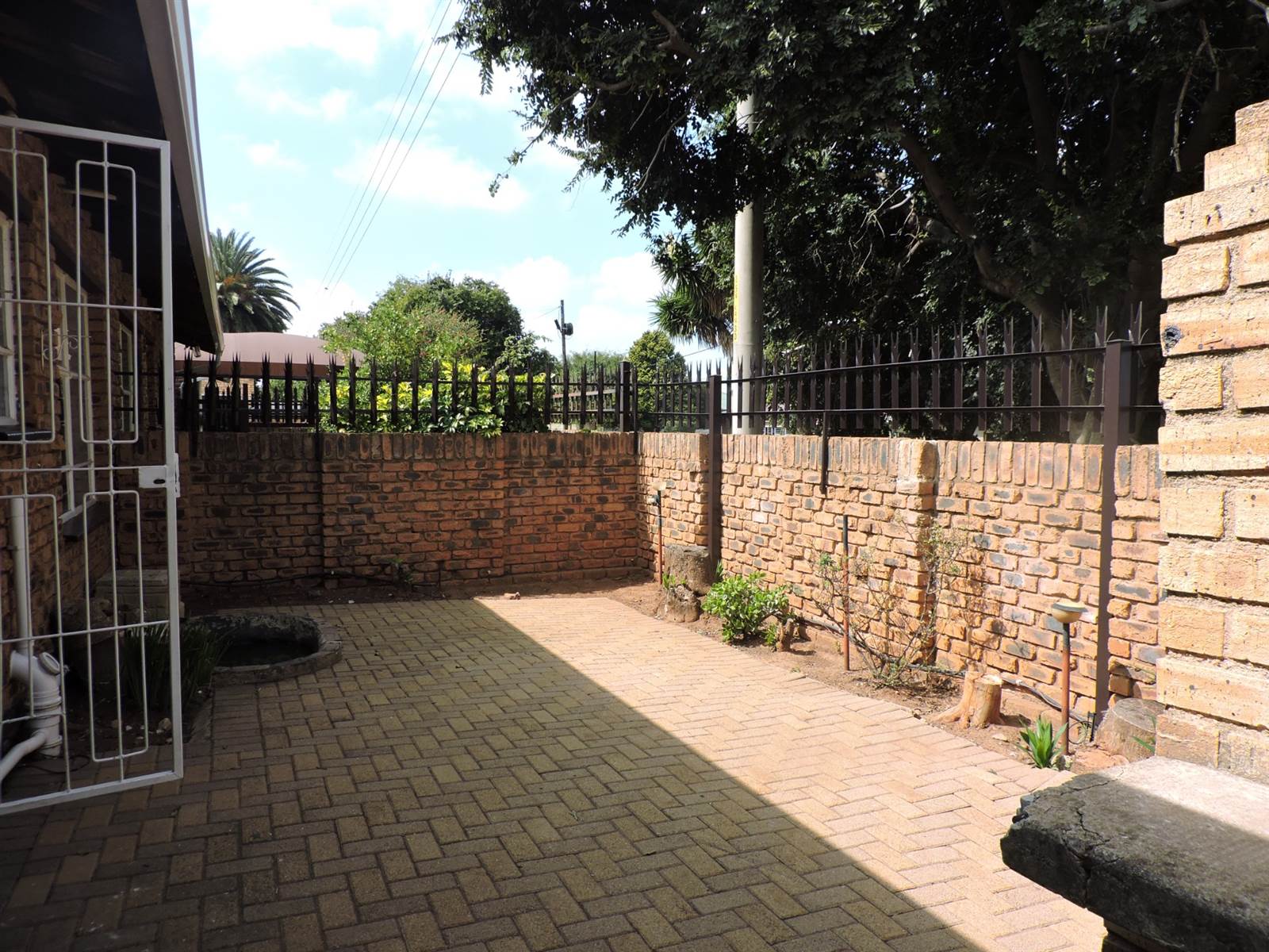 2 Bed Townhouse in Krugersdorp North photo number 4