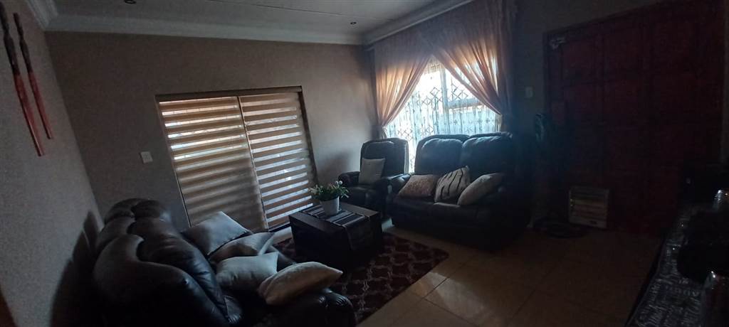4 Bed House in Kwaguqa photo number 6