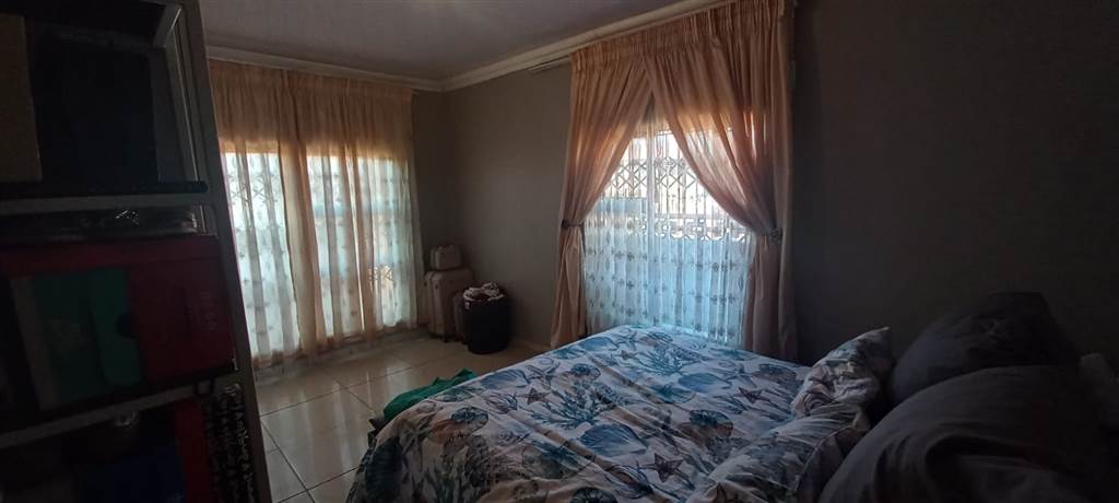 4 Bed House in Kwaguqa photo number 11