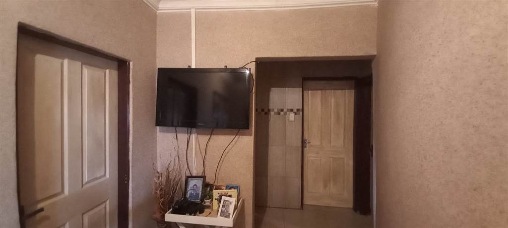 4 Bed House in Kwaguqa photo number 4