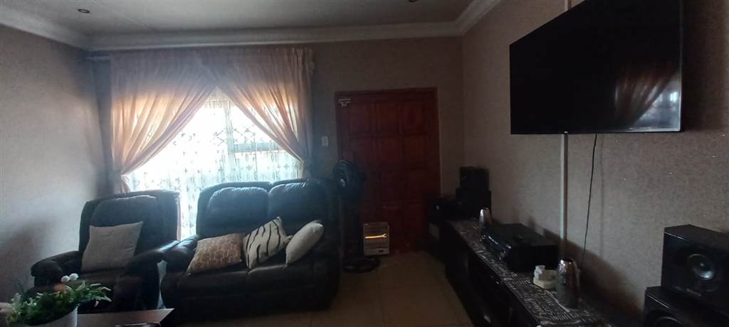 4 Bed House in Kwaguqa photo number 5