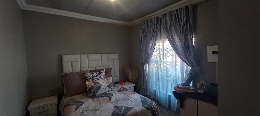4 Bed House in Kwaguqa photo number 13