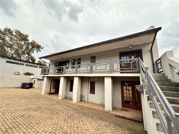 64  m² Commercial space in Parkwood