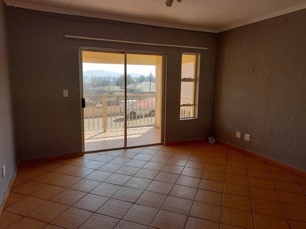 2 Bed Apartment in Rensburg photo number 3