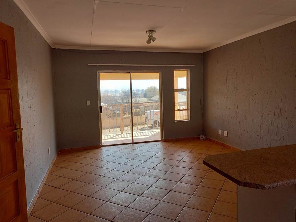 2 Bed Apartment in Rensburg photo number 2