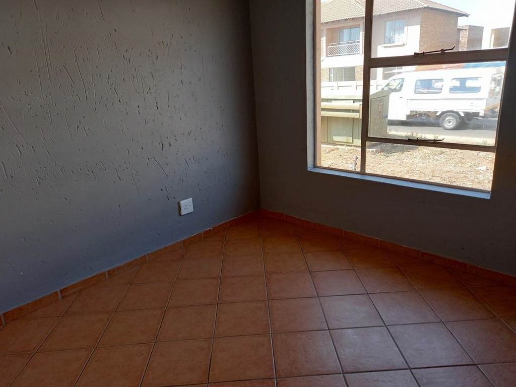 2 Bed Apartment in Rensburg photo number 4