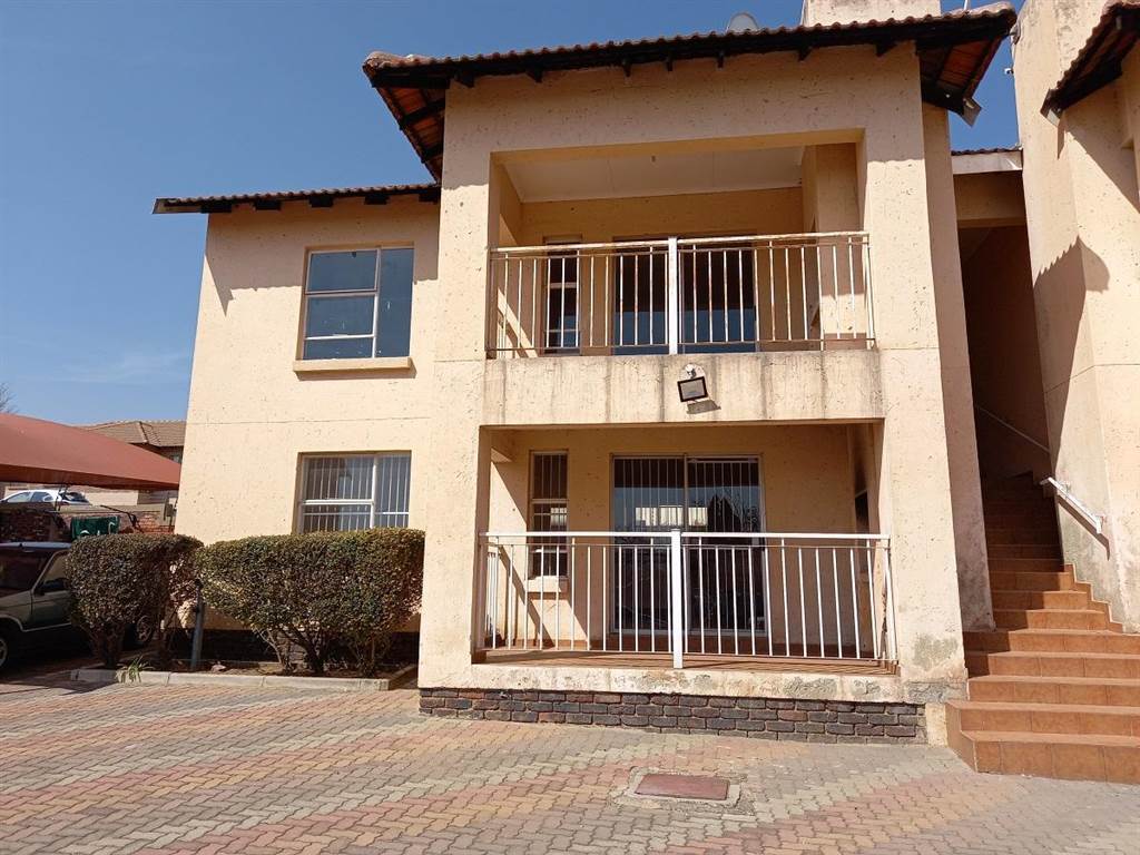 2 Bed Apartment in Rensburg photo number 1