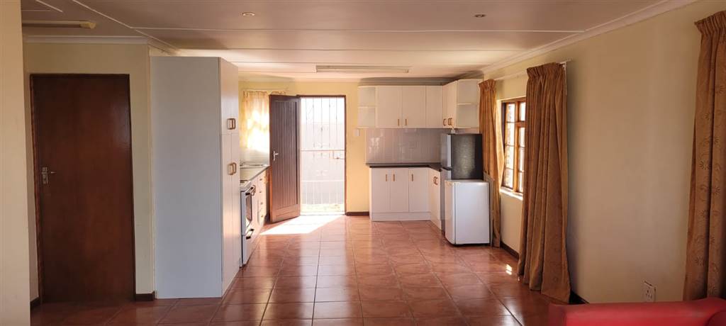 2 Bed Garden Cottage in Grahamstown Central photo number 2