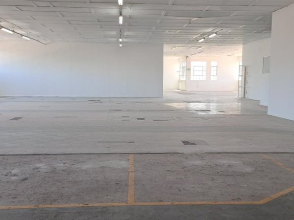 1 900  m² Commercial space