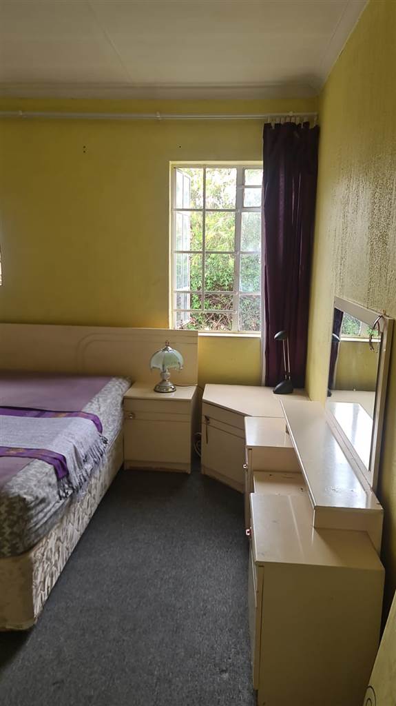 2 Bed Duplex in Corlett Gardens photo number 13