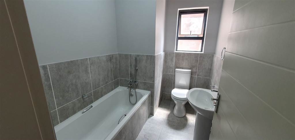 3 Bed Apartment in Witbank Central photo number 11