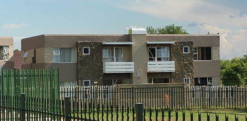 8 Bed Townhouse in Secunda photo number 1