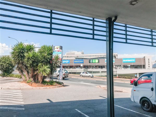 740  m² Retail Space in Windsor West
