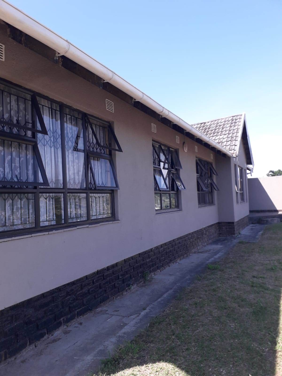 4 Bed House in Umlazi photo number 4