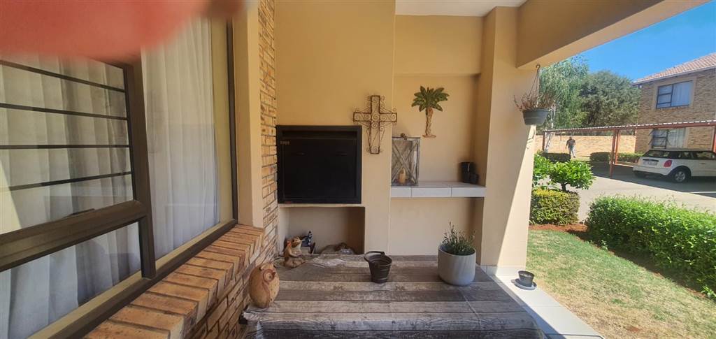 2 Bed Apartment in Randpoort photo number 14