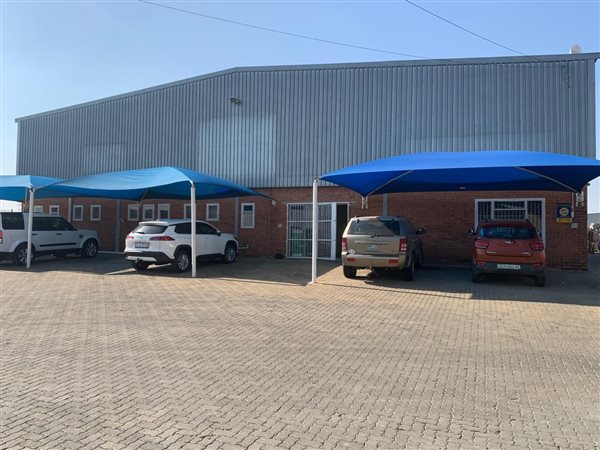 1 100  m² Commercial space