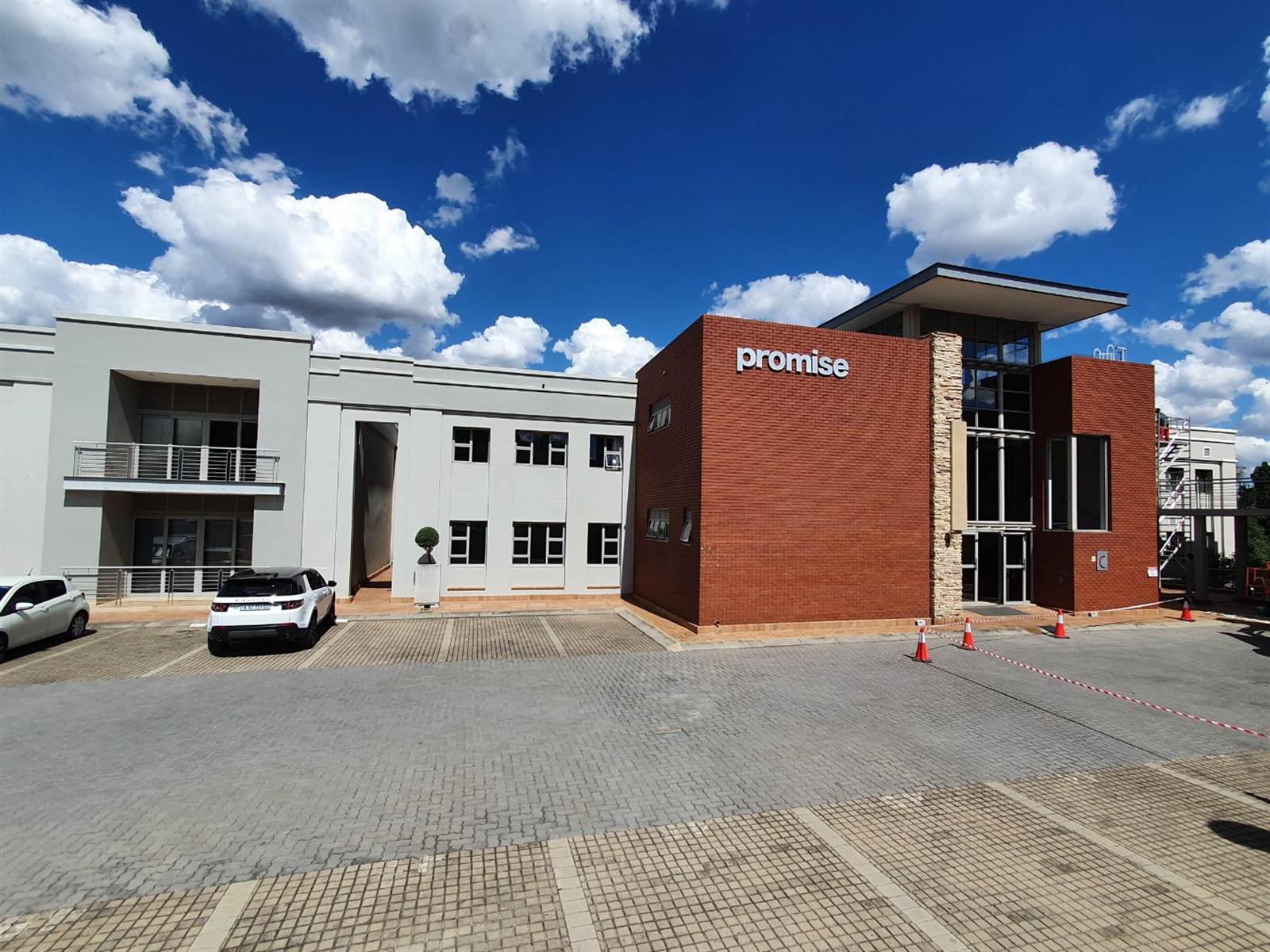 894  m² Commercial space in Bryanston photo number 1