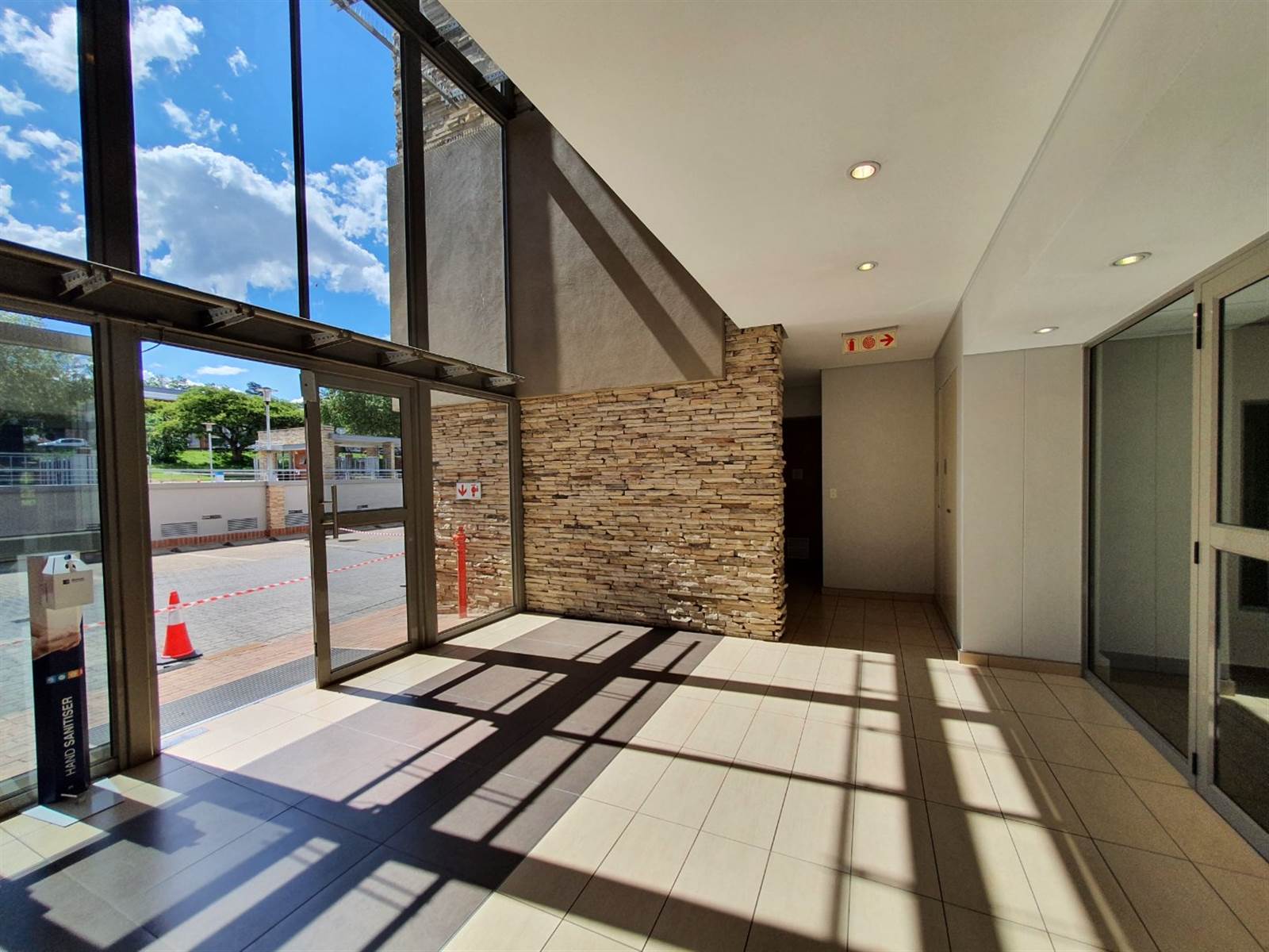894  m² Commercial space in Bryanston photo number 2