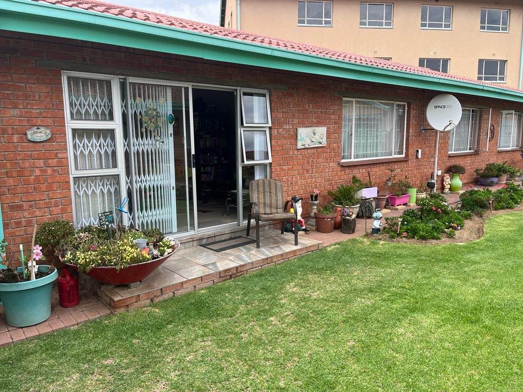 2 Bed House in Jan Cilliers Park photo number 5