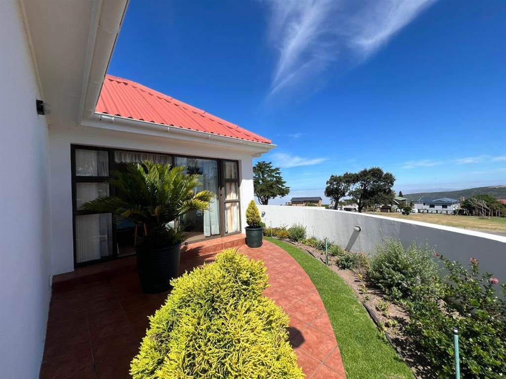 6 Bed House in Herolds Bay photo number 6