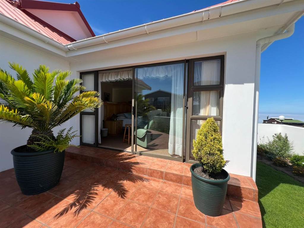 6 Bed House in Herolds Bay photo number 3