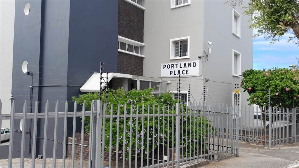 1 Bed Apartment in Port Elizabeth Central photo number 2