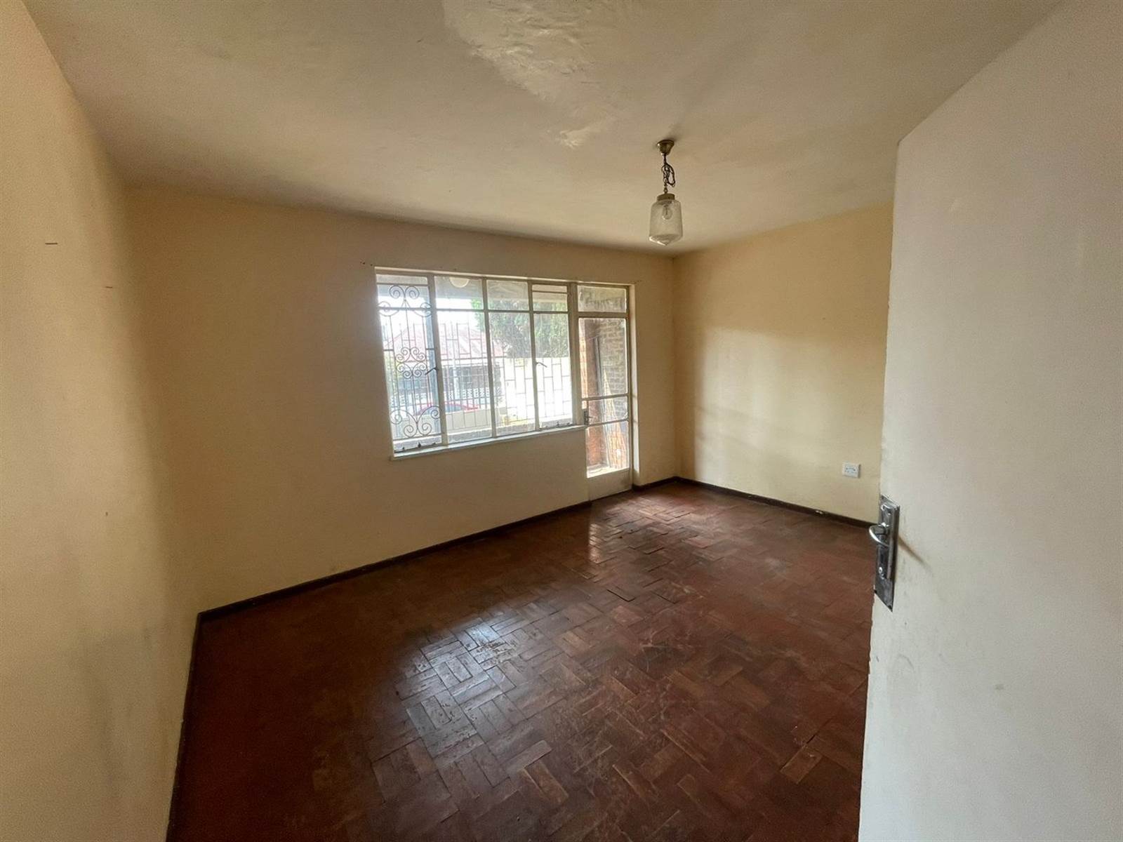 2 Bed Apartment in Rosettenville photo number 13