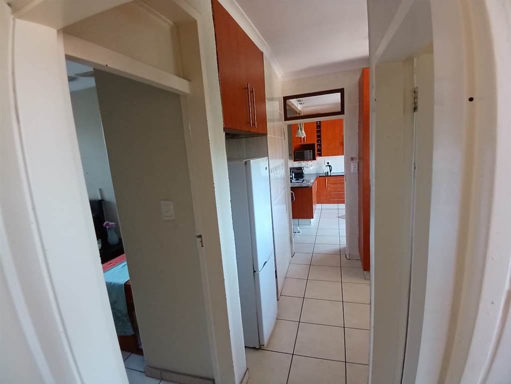 1 Bed Apartment in Barry Hertzog Park photo number 10