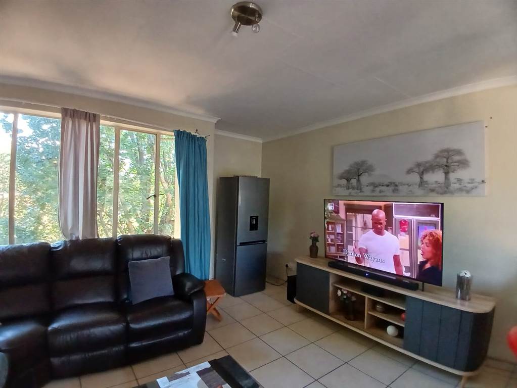 1 Bed Apartment in Barry Hertzog Park photo number 7