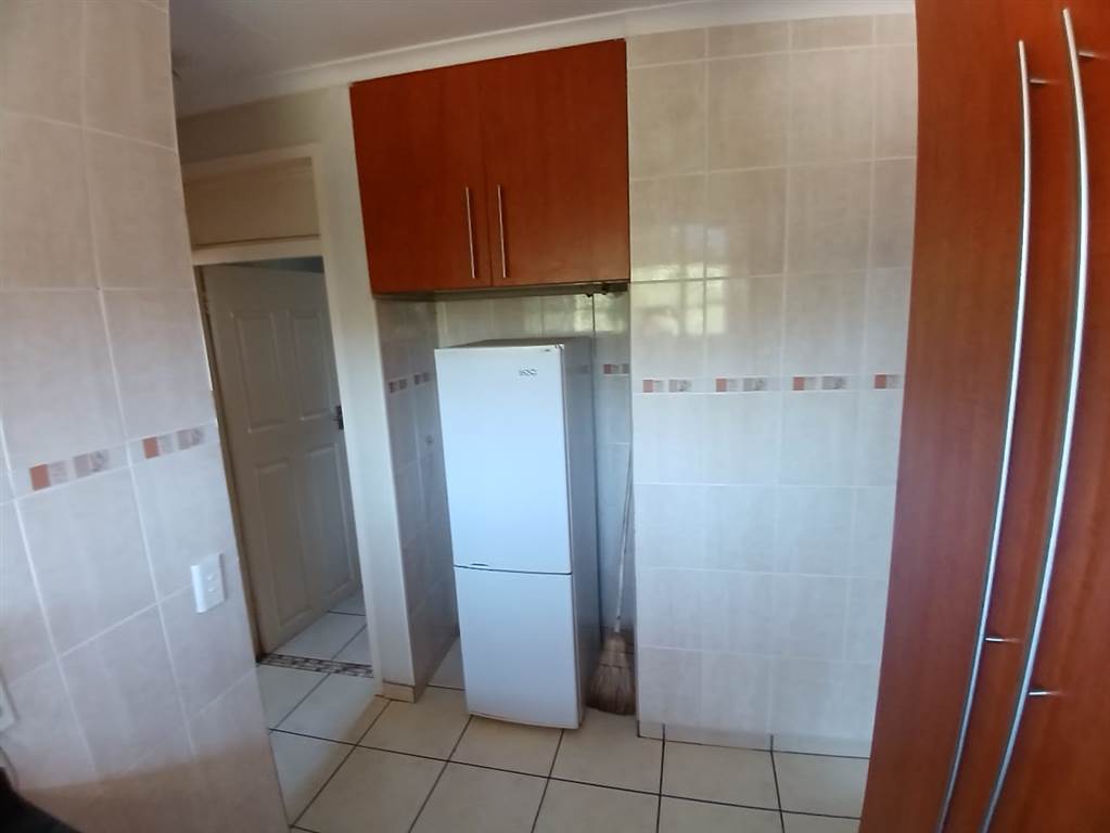 1 Bed Apartment in Barry Hertzog Park photo number 5