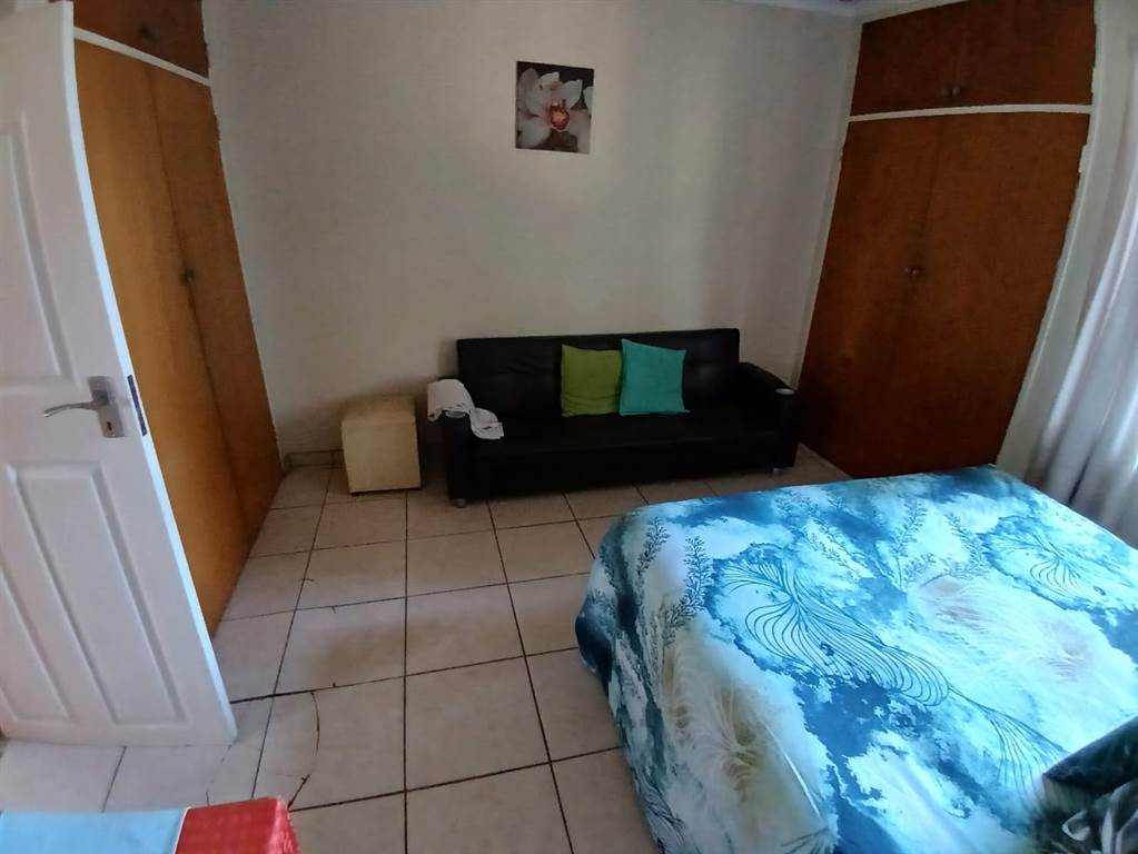 1 Bed Apartment in Barry Hertzog Park photo number 9