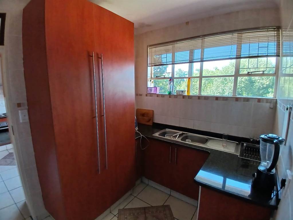 1 Bed Apartment in Barry Hertzog Park photo number 4
