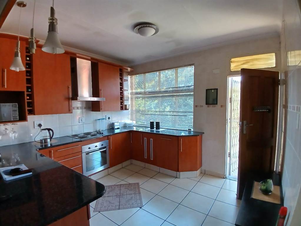 1 Bed Apartment in Barry Hertzog Park photo number 3
