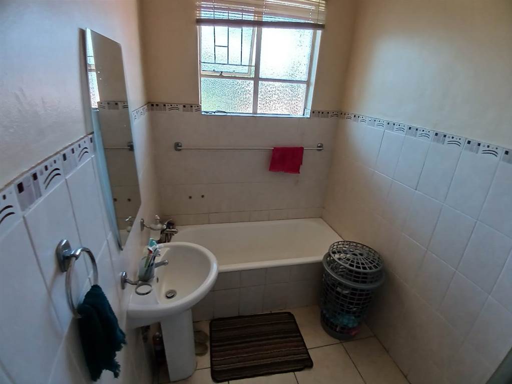 1 Bed Apartment in Barry Hertzog Park photo number 11