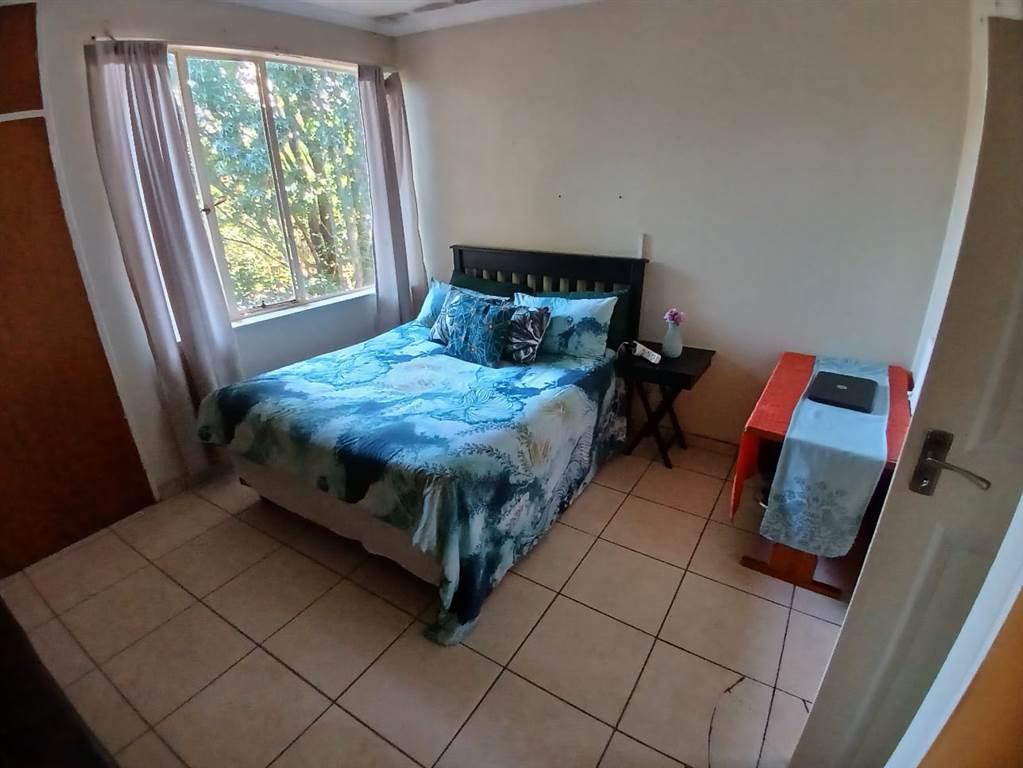 1 Bed Apartment in Barry Hertzog Park photo number 8
